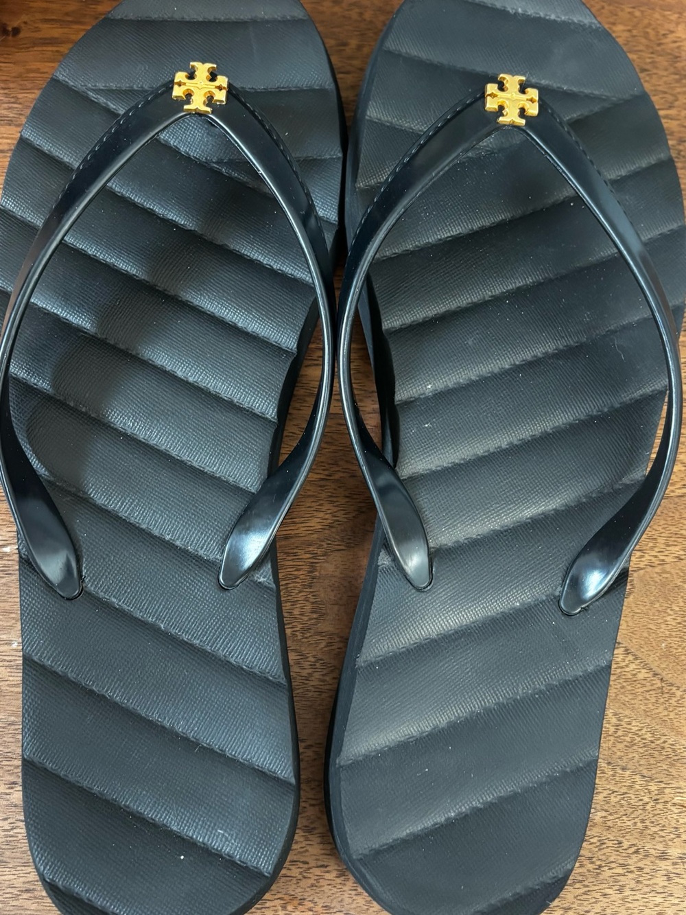 Tory Burch Kira flip-flop sandals in perfect black and gold (9) - Picture 9 of 11